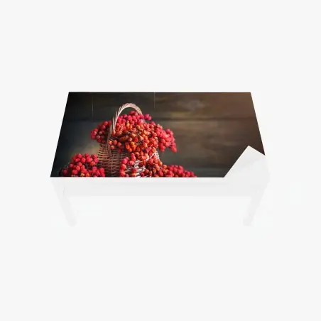 Chapa adhesiva para mesa y escritorio cesta de bayas otoñales sobre fondo de madera – Pixers®