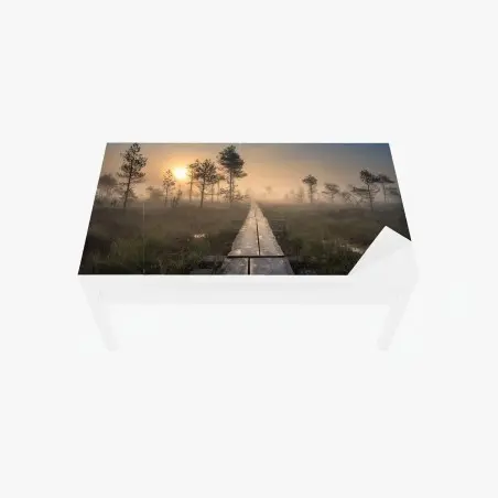 Chapa adhesiva para mesa y escritorio amanecer en el sendero del pantano brumoso – Pixers®