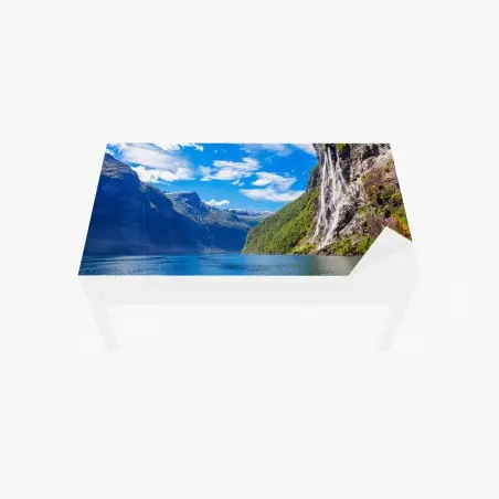 Chapa adhesiva para mesa y escritorio impresión panorámica de la cascada Las Siete Hermanas en Geiranger – Pixers®