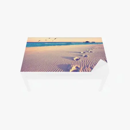 Chapa adhesiva para mesa y escritorio huellas mágicas en la arena al amanecer – Pixers®