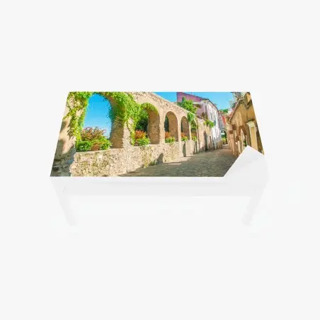 Chapa adhesiva para mesa y escritorio encanto de Ravello: calle empedrada con arcos y flores – Pixers®
