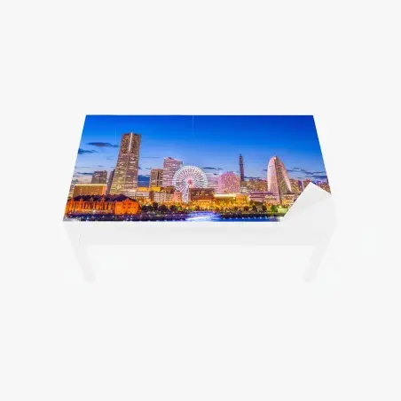 Chapa adhesiva para mesa y escritorio silueta iluminada de Yokohama al crepúsculo – Pixers®