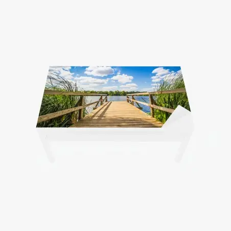 Chapa adhesiva para mesa y escritorio muelle de madera hacia el lago bajo cielo azul – Pixers®