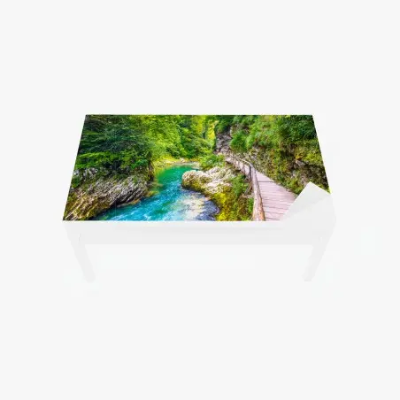 Chapa adhesiva para mesa y escritorio pasarela de madera junto al río turquesa – Pixers®