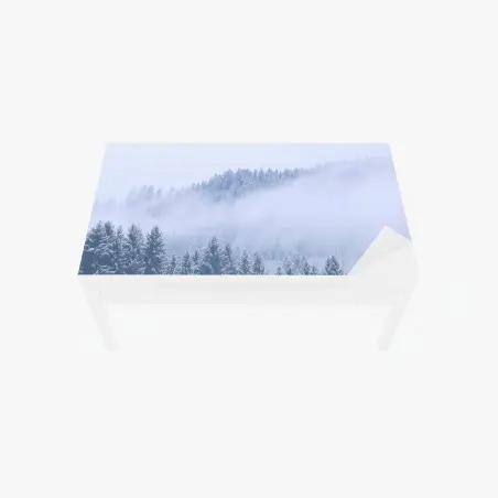 Chapa adhesiva para mesa y escritorio bosque invernal en niebla, Alemania – Pixers®