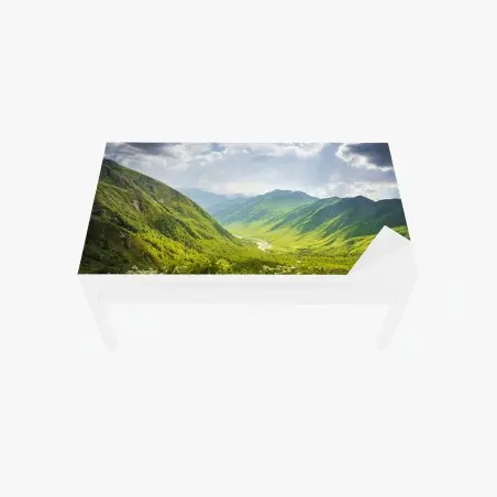 Chapa adhesiva para mesa y escritorio amanecer en las montañas de Svaneti – Pixers®