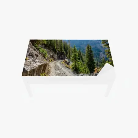 Chapa adhesiva para mesa y escritorio sendero alpino entre pinos y cumbres nevadas – Pixers®