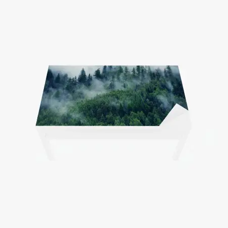 Chapa adhesiva para mesa y escritorio bosque en la niebla, calma montañosa – Pixers®