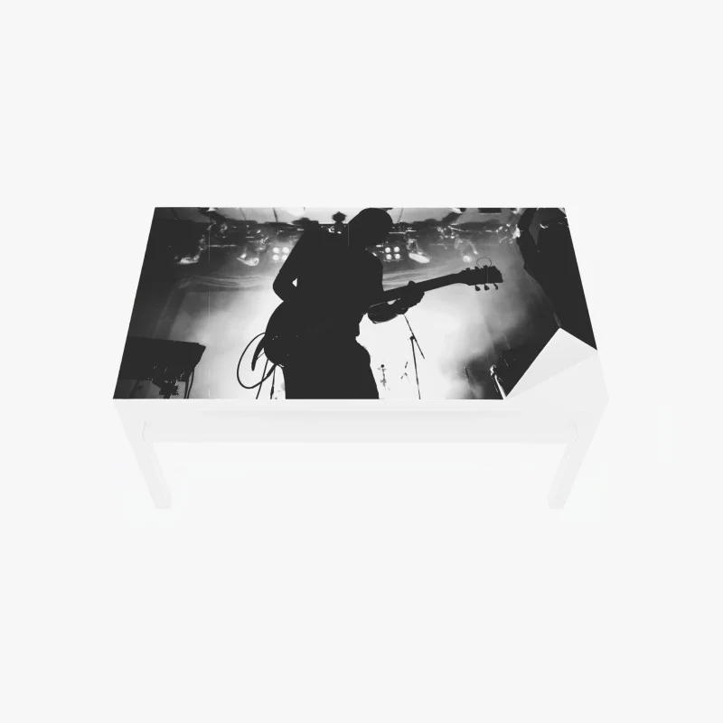 Chapa adhesiva para mesa y escritorio silueta de guitarrista en concierto