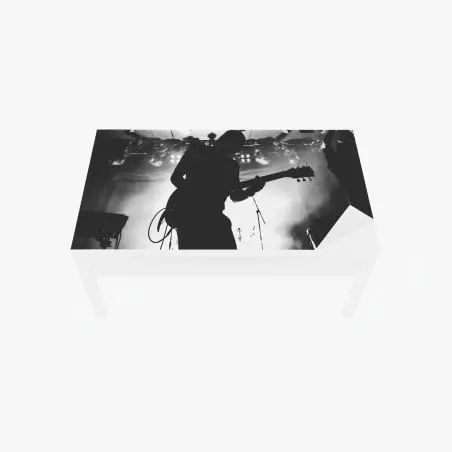 Chapa adhesiva para mesa y escritorio silueta de guitarrista en concierto – Pixers®