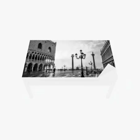 Chapa adhesiva para mesa y escritorio místico amanecer en la plaza de San Marcos, Venecia – Pixers®