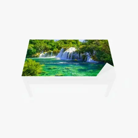 Chapa adhesiva para mesa y escritorio cascada esmeralda en bosque frondoso – Pixers®