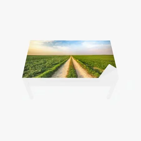 Chapa adhesiva para mesa y escritorio camino rural hacia el horizonte entre campos verdes – Pixers®