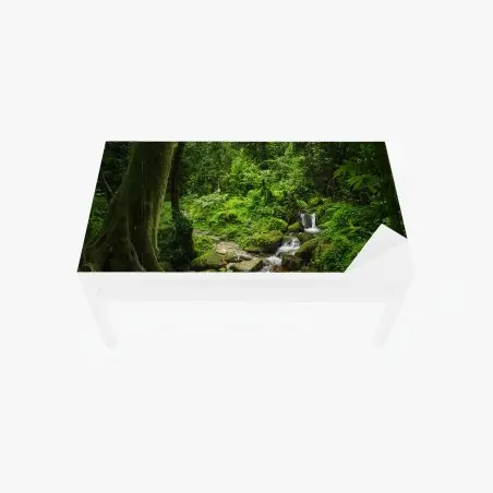 Chapa adhesiva para mesa y escritorio escena de bosque esmeralda con arroyo – Pixers®