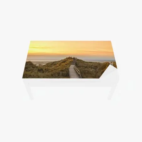 Chapa adhesiva para mesa y escritorio sendero de madera hacia la playa de Norddorf en Amrum al atardecer – Pixers®