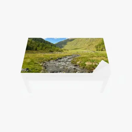 Chapa adhesiva para mesa y escritorio panorama de valle alpino con arroyo cristalino – Pixers®