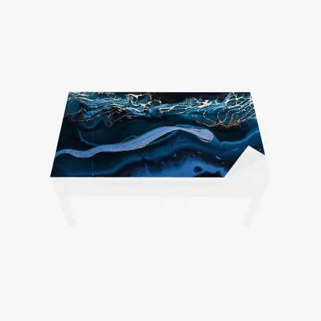 Chapa adhesiva para mesa y escritorio corriente dorada sobre azul profundo – Pixers®
