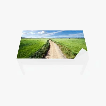 Chapa adhesiva para mesa y escritorio camino campestre hacia montañas bajo cielo azul – Pixers®