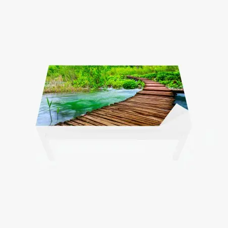 Chapa adhesiva para mesa y escritorio sendero de madera sobre río esmeralda – Pixers®