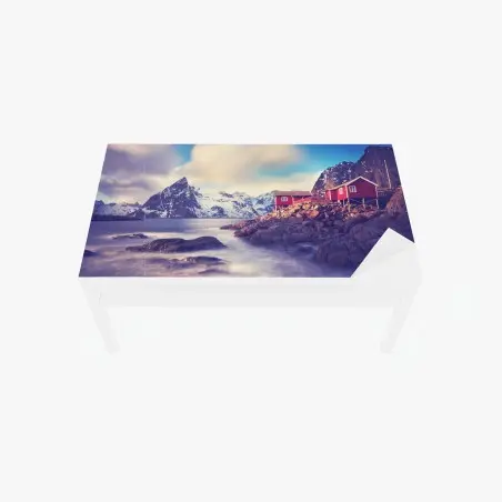 Chapa adhesiva para mesa y escritorio cabañas rojas junto al fiordo bajo montañas nevadas – Pixers®