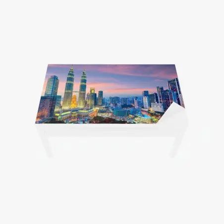 Chapa adhesiva para mesa y escritorio crepúsculo sobre el horizonte de Kuala Lumpur – Pixers®