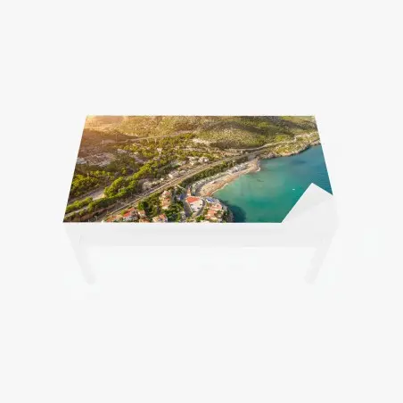 Chapa adhesiva para mesa y escritorio panorámica aérea de pueblo costero y aguas turquesa – Pixers®