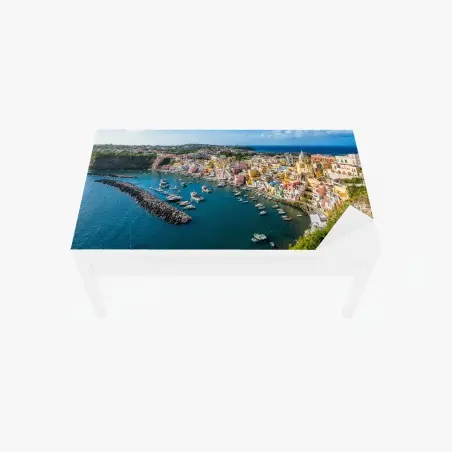 Chapa adhesiva para mesa y escritorio panorámica de pueblo costero y puerto colorido – Pixers®