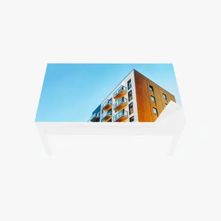 Chapa adhesiva para mesa y escritorio fachada contemporánea con balcones y cielo azul – Pixers®