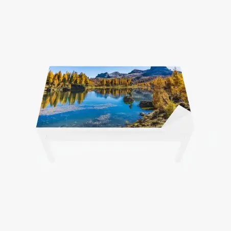Chapa adhesiva para mesa y escritorio reflejos dorados en lago alpino – Pixers®