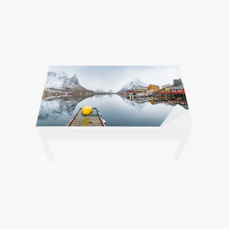 Chapa adhesiva para mesa y escritorio paisaje nórdico con muelle y cabañas reflejadas