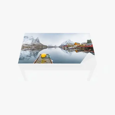 Chapa adhesiva para mesa y escritorio paisaje nórdico con muelle y cabañas reflejadas – Pixers®