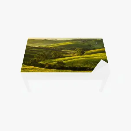 Chapa adhesiva para mesa y escritorio colinas verdes bañadas en luz dorada – Pixers®