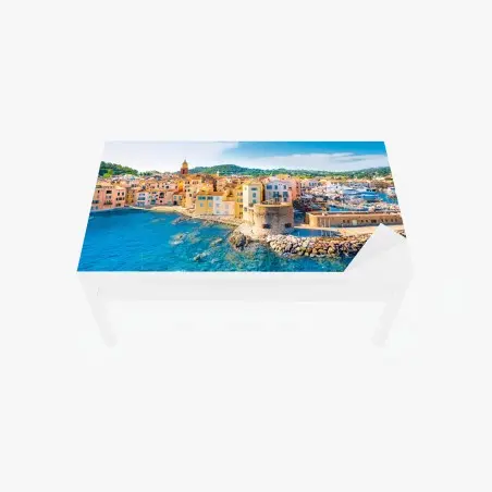 Chapa adhesiva para mesa y escritorio panorámica de pueblo costero y puerto con aguas cristalinas – Pixers®