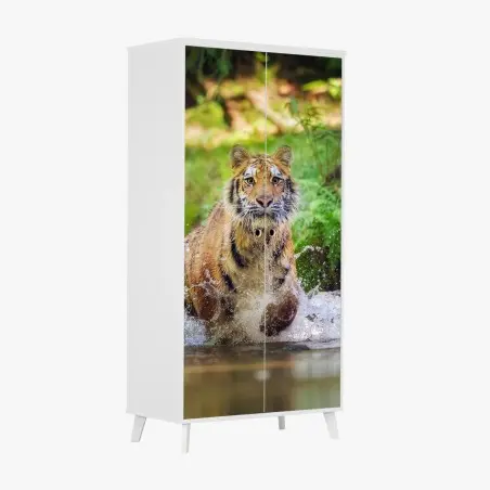 Pegatina para armario tigre en movimiento entre agua y bosque – Pixers®