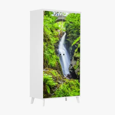 Pegatina para armario cascada escondida bajo el puente de piedra – Pixers®