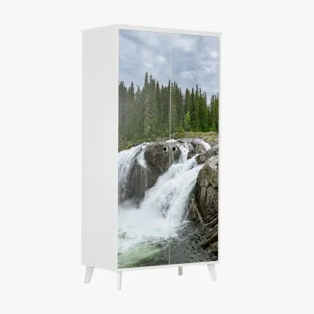 Pegatina para armario cascada en bosque rocoso bajo cielo nublado – Pixers®