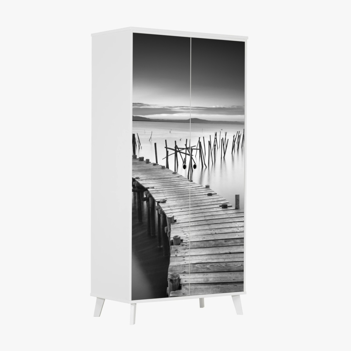 Pegatina para armario muelle antiguo sobre aguas serenas en blanco y negro – Pixers®
