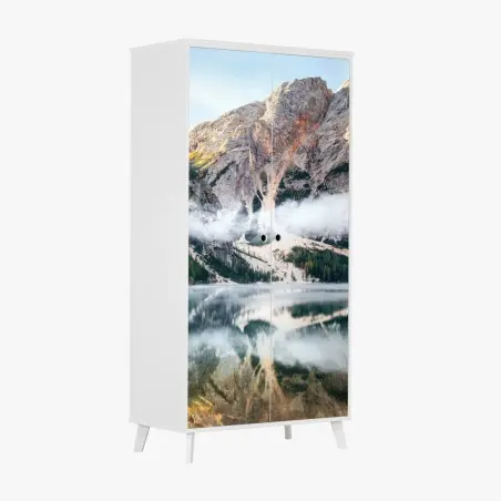 Pegatina para armario lago alpino con barcas y reflejo sereno – Pixers®