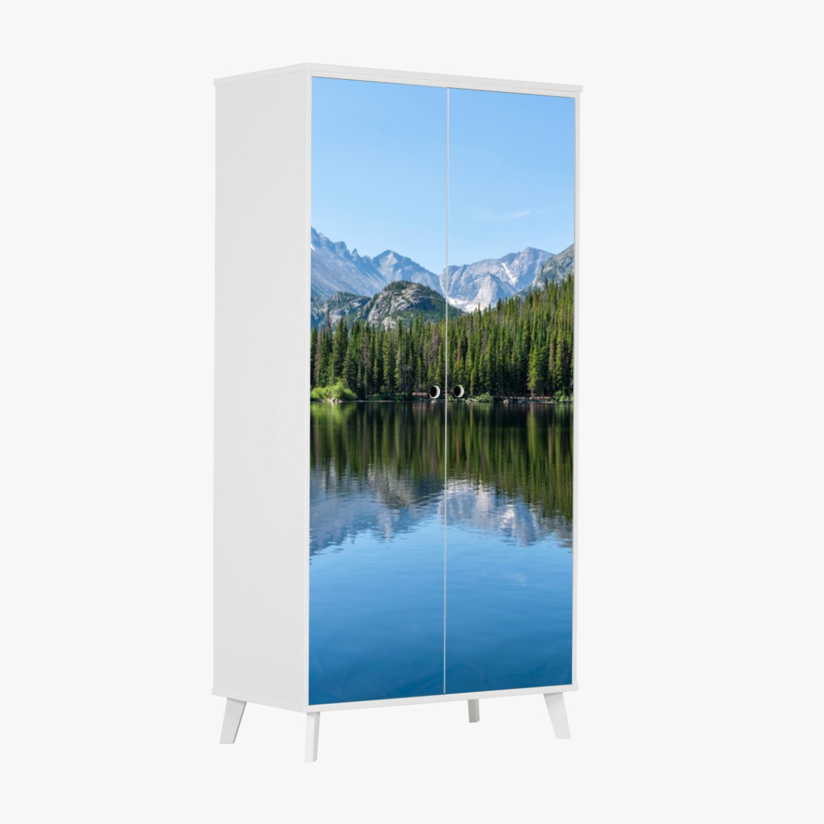 Pegatina para armario lago de montaña con reflejo y bosques de pinos – Pixers®