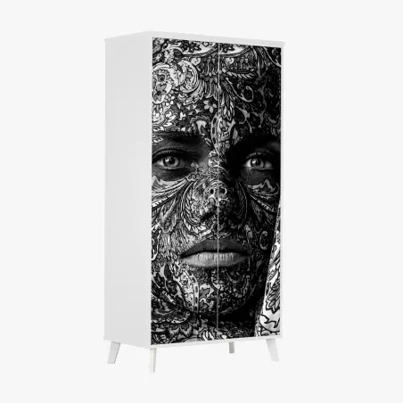 Pegatina para armario rostro cubierto de motivos florales en blanco y negro – Pixers®