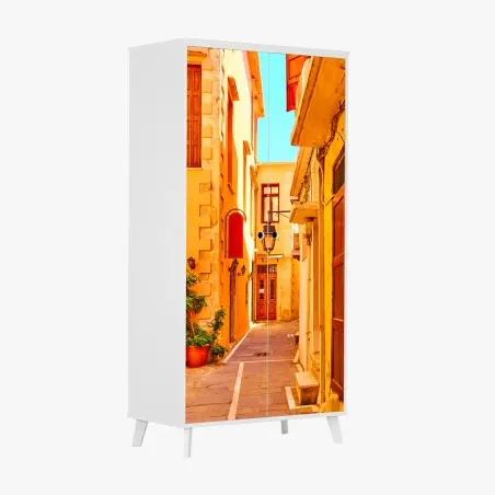 Pegatina para armario calle estrecha de Rethymno bañada por el sol – Pixers®