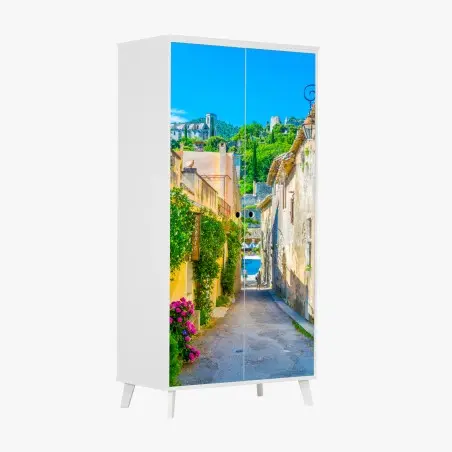 Pegatina para armario callejón soleado en pueblo mediterráneo – Pixers®