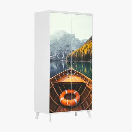 Pegatina para armario amanecer en Lago di Braies: bote de madera y montañas – Pixers®