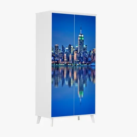 Pegatina para armario panorámica nocturna de Nueva York con reflejos sobre el agua – Pixers®