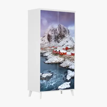 Pegatina para armario paisaje costero nevado con casas rojas – Pixers®