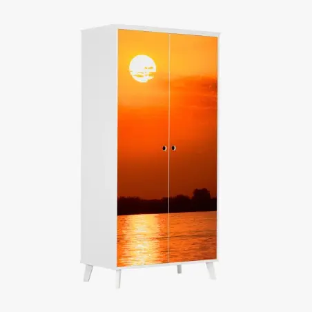 Pegatina para armario atardecer naranja sobre el lago con silueta de bosque – Pixers®