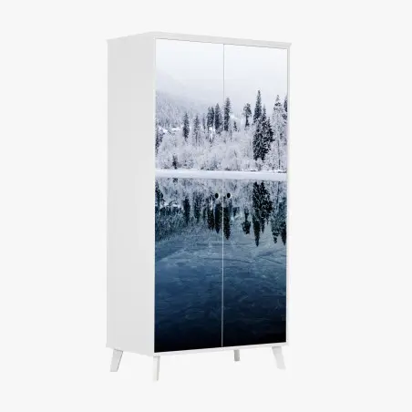 Pegatina para armario serenidad invernal: bosque nevado reflejado – Pixers®