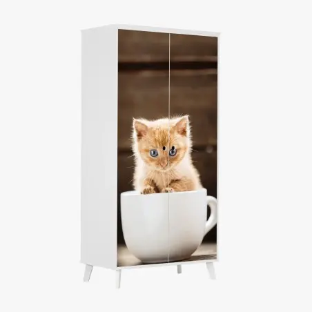 Pegatina para armario gatito pelirrojo en taza sobre fondo rústico – Pixers®