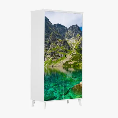 Pegatina para armario impresionante paisaje de Czarny Staw: lago cristalino y montañas – Pixers®