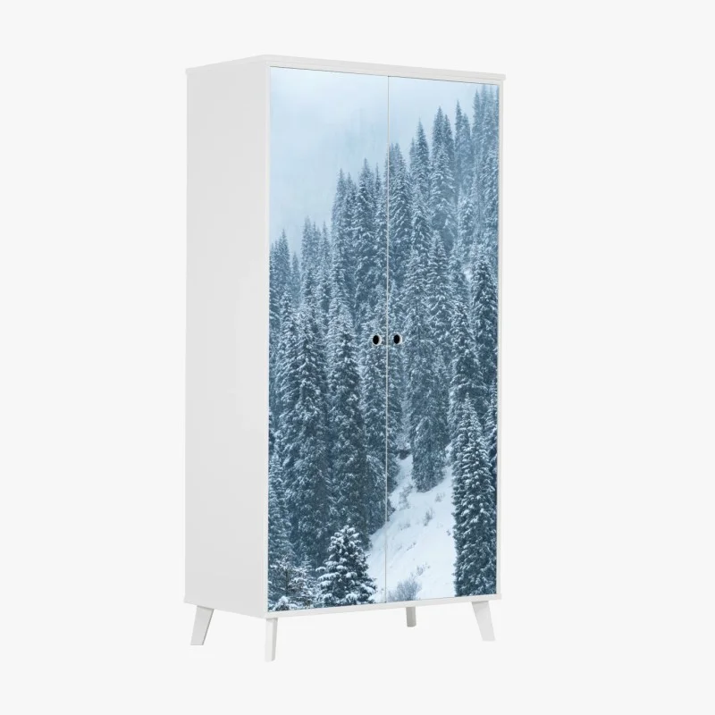 Pegatina para armario bosque de pinos nevados en montaña neblinosa